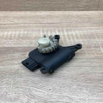 132801337 983381F E  Air flap motor/actuator Volkswagen PASSAT B6