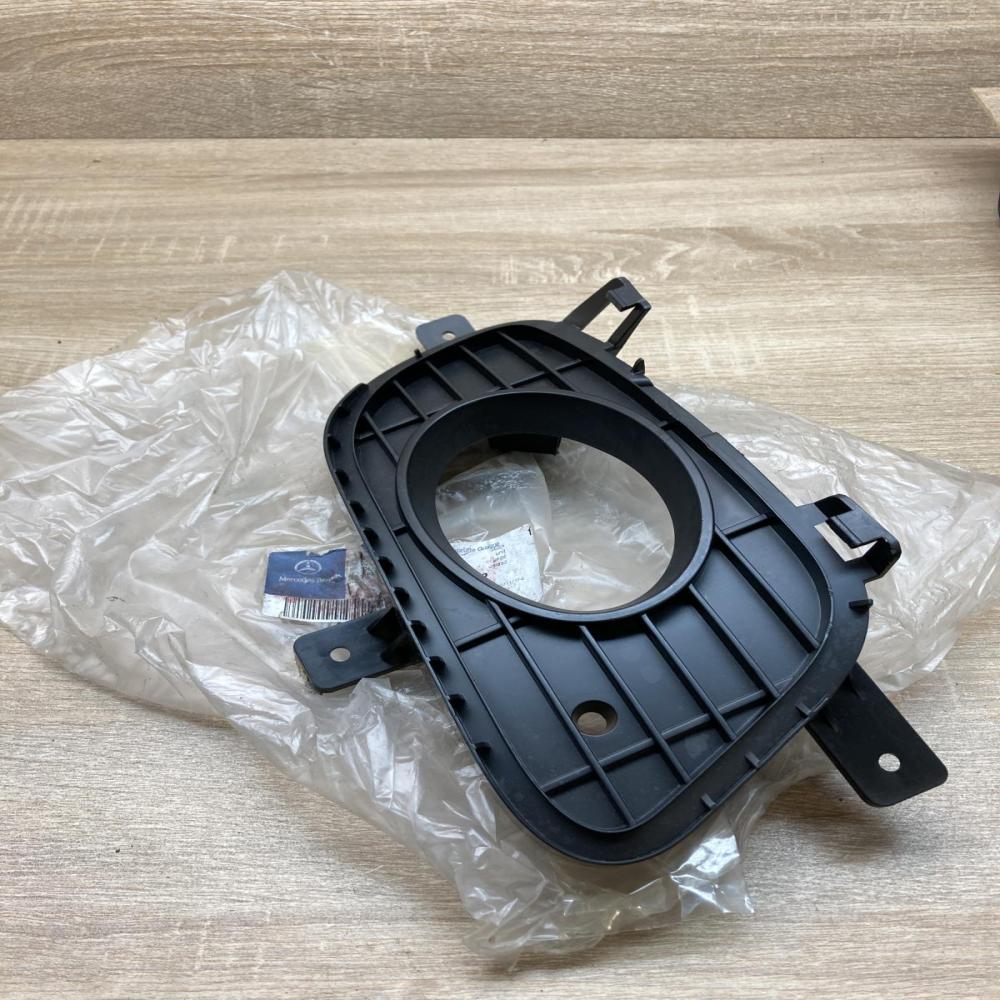 A1698851022   Front fog light trim/grill Mercedes-Benz A W169