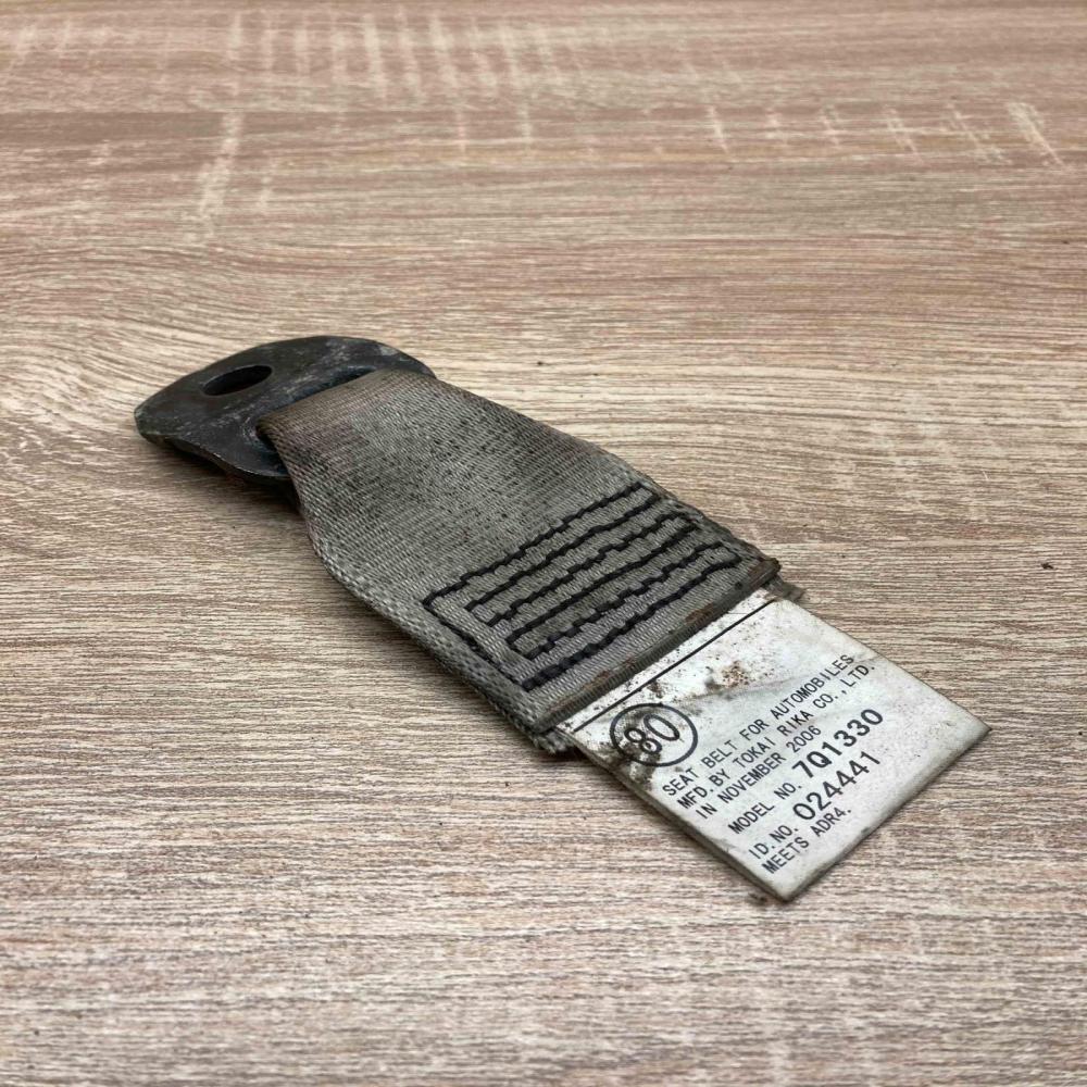 7Q1330 024441  Rear seatbelt Toyota Avensis T220