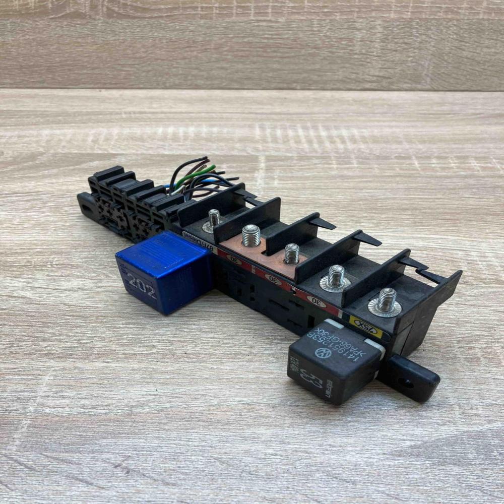 8L0941822A 8960830200  Fuse module Audi A4 S4 B5 8D