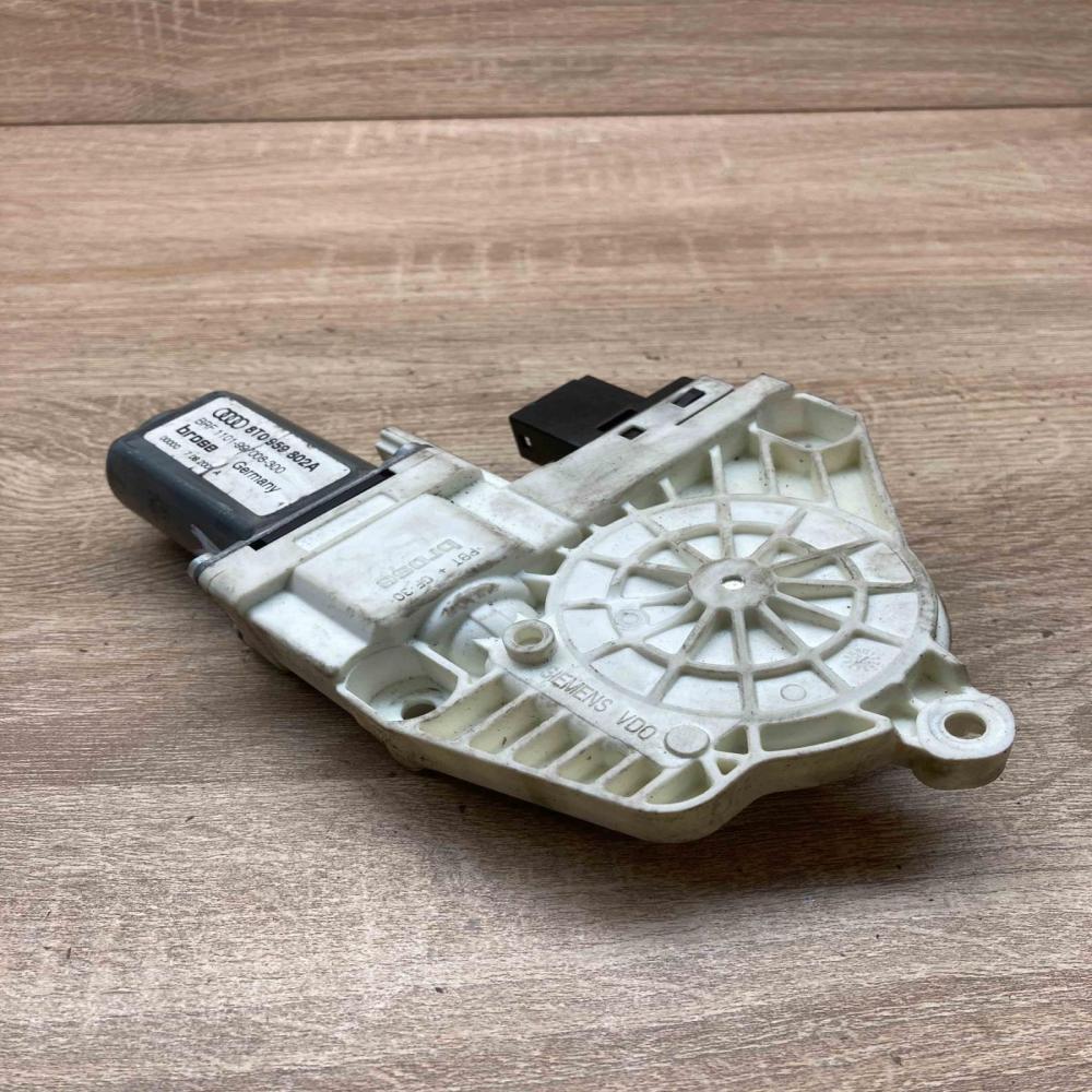 8T0959802A   Front door window regulator motor Audi A5 8T 8F