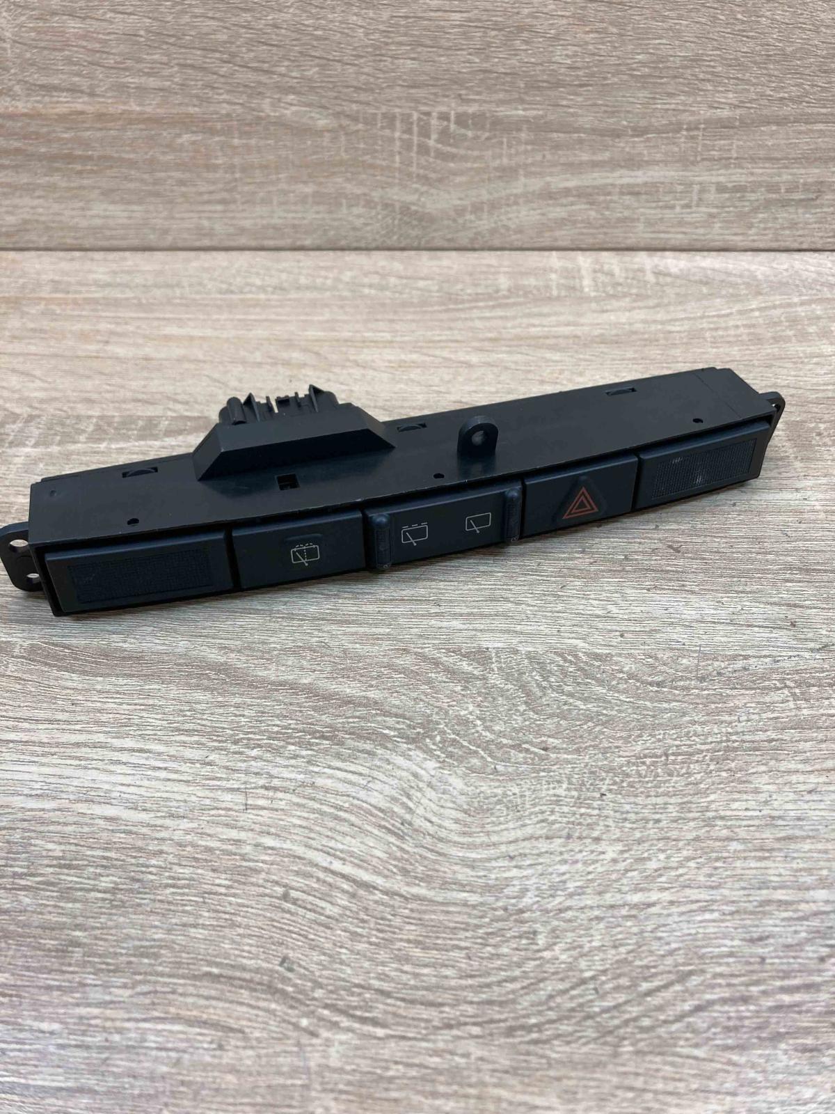 04685925AA 130711034 746 77464 Hazard light switch Chrysler Voyager