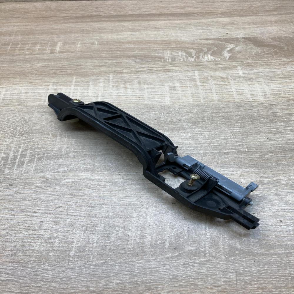 XS41 A266B22 AJ  Right side Rear door exterior handle/bracket Ford Focus