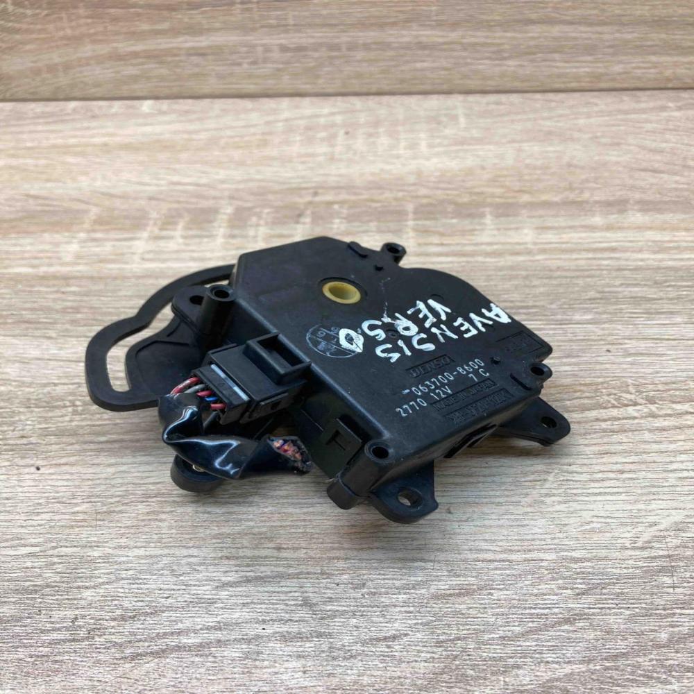 063700 8600   Air flap motor/actuator Toyota Avensis Verso