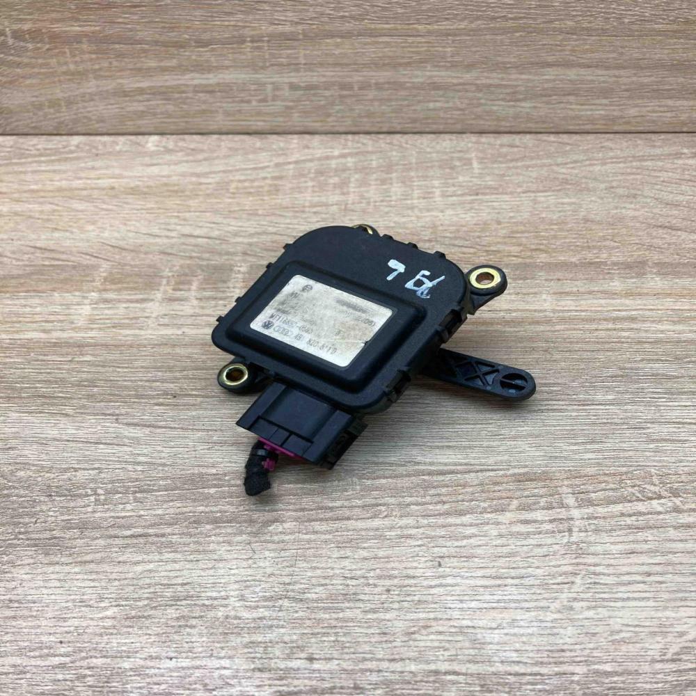 4B1820511D   Air flap motor/actuator Audi A6 S6 C5 4B