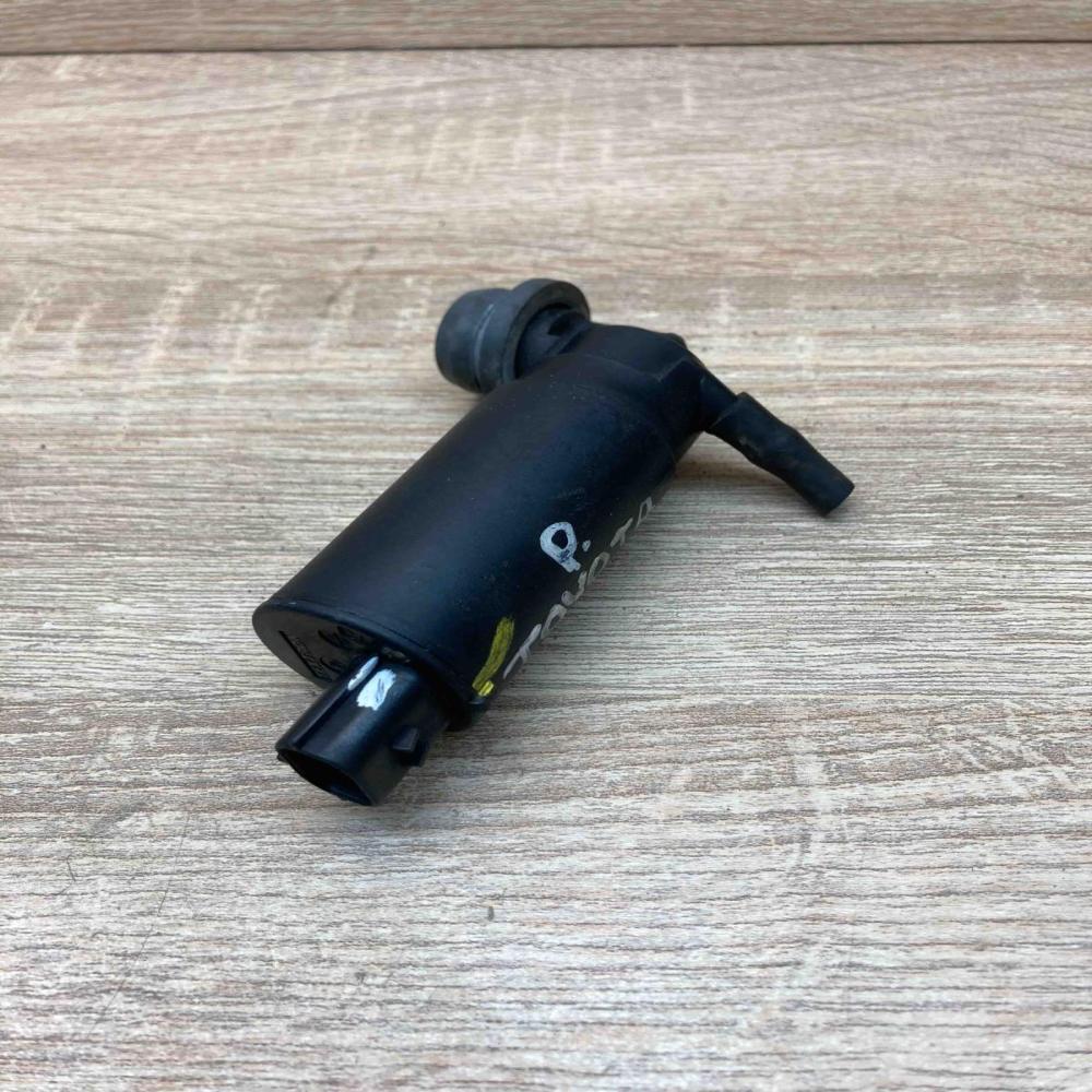 6 unit   Windscreen/windshield washer pump Toyota Avensis T250