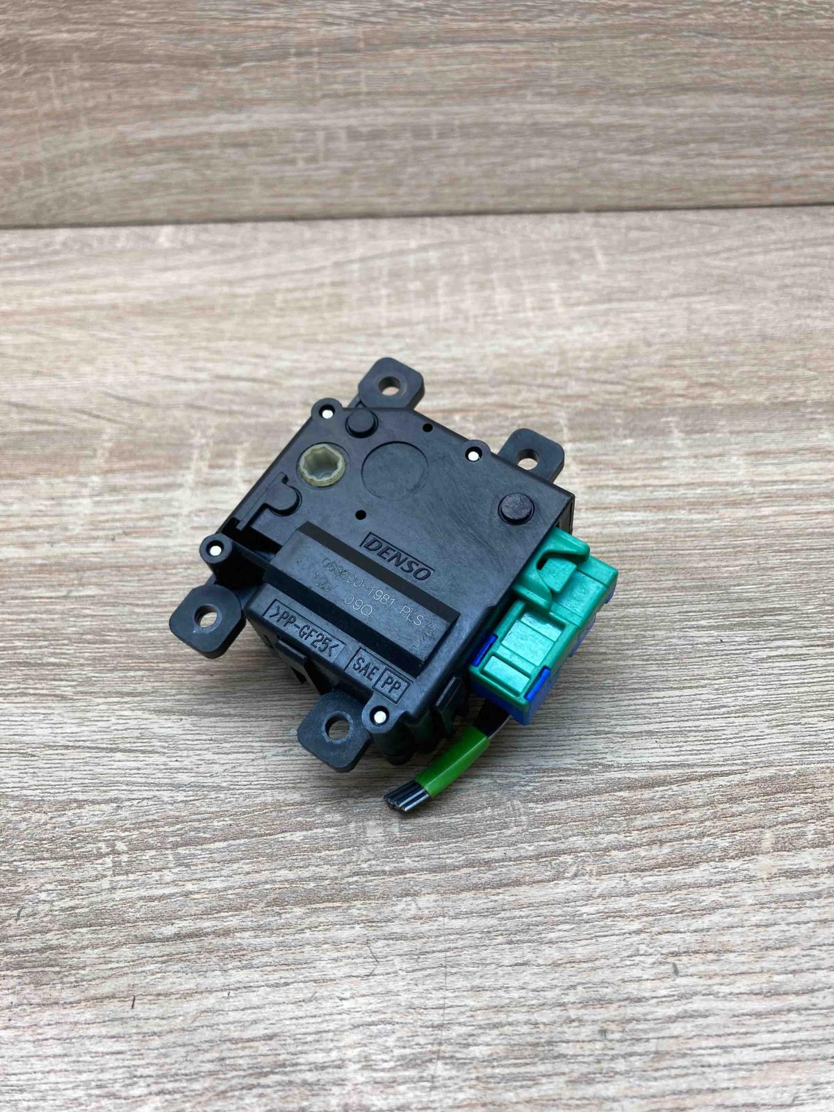 063800 1981   Air flap motor/actuator Toyota Yaris