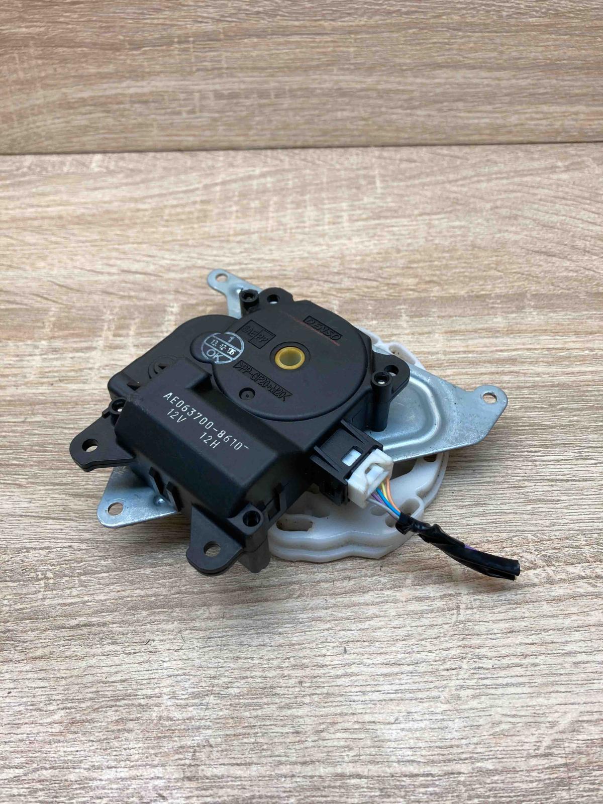 AE063700 8610   Air flap motor/actuator Toyota Avensis T250