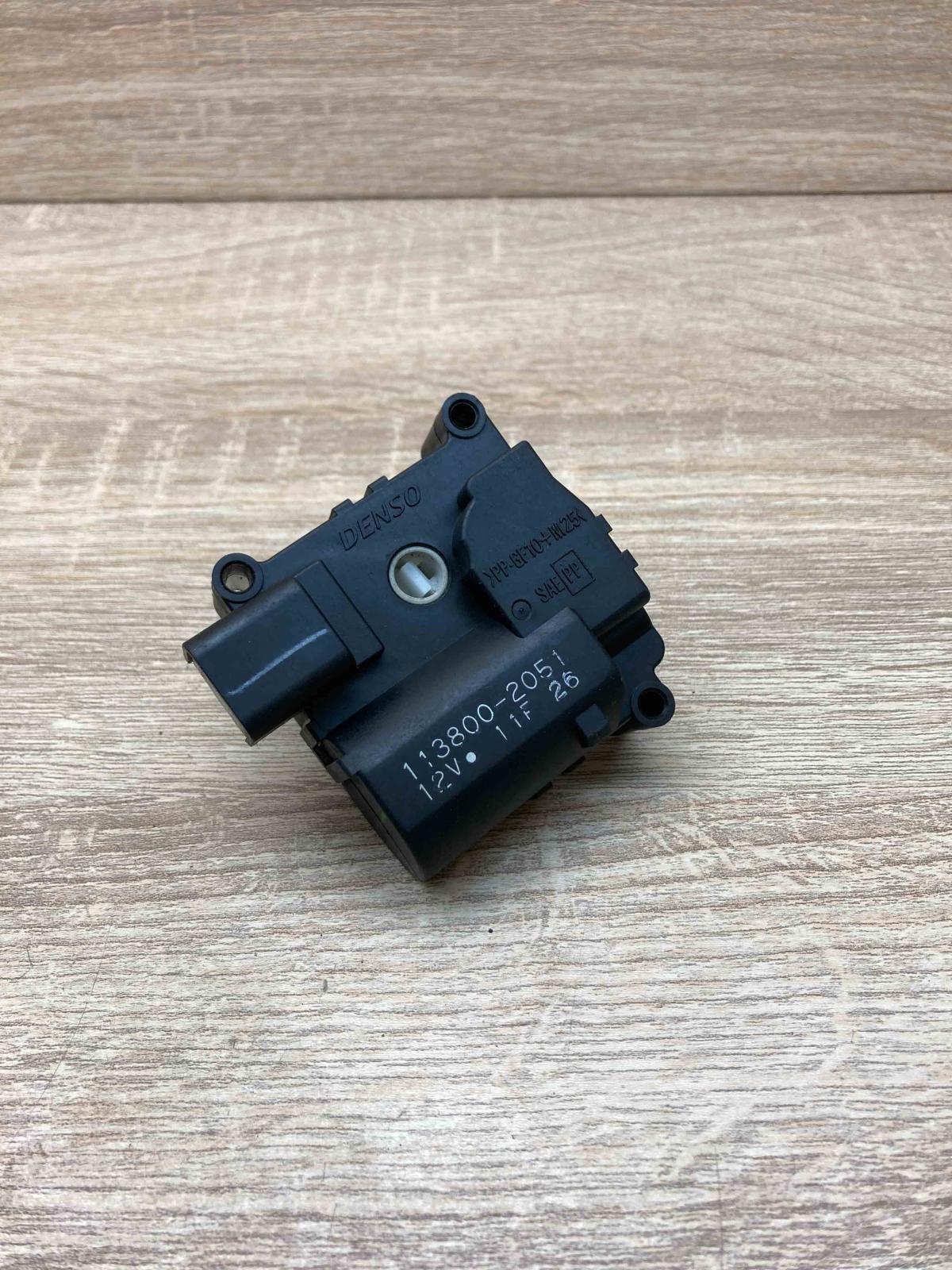 113800 2051   Air flap motor/actuator Toyota Avensis Verso