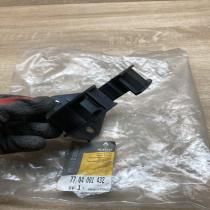 7704001432   Power steering pump mounting bracket Renault Master I