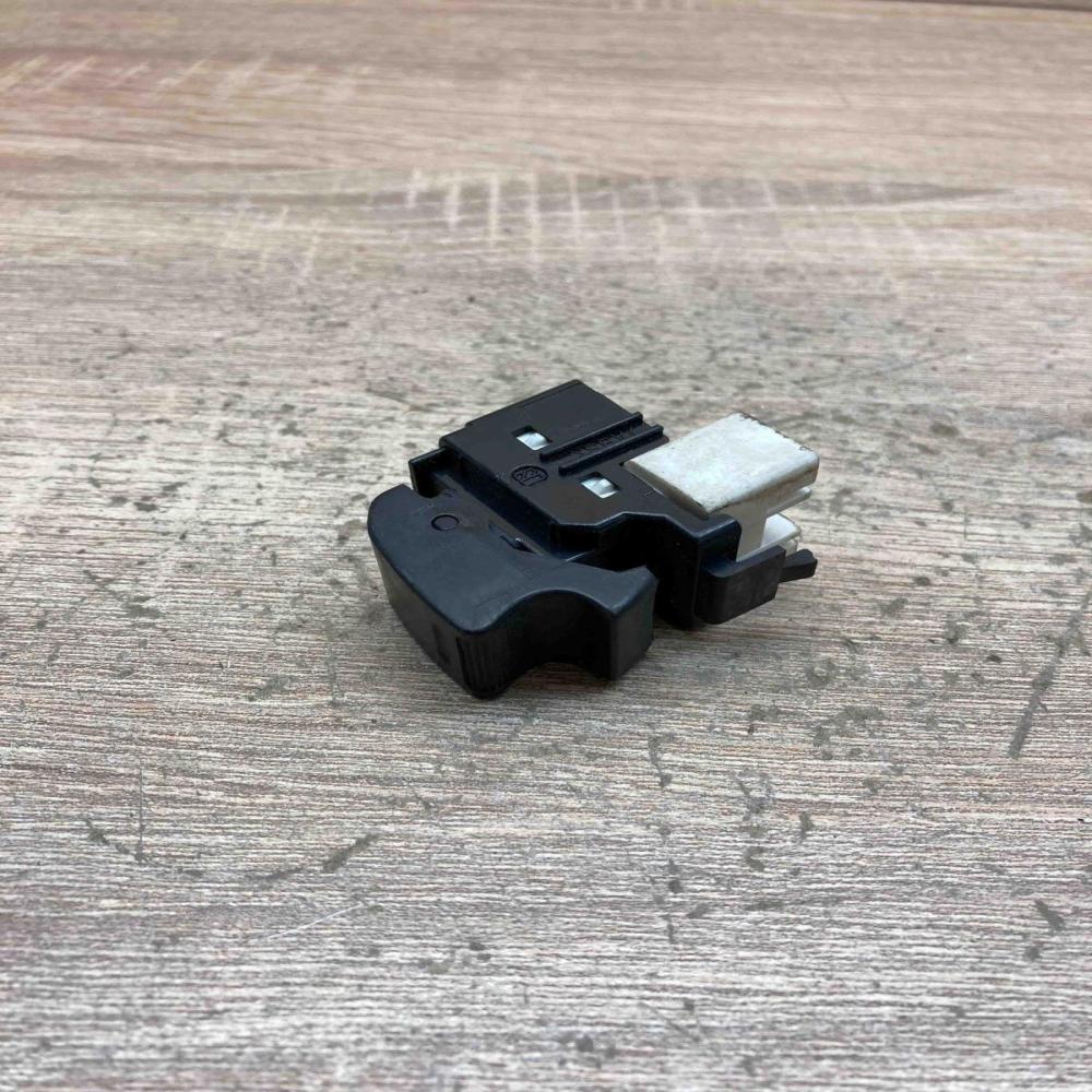 607 3y65   Electric window control switch Toyota Corolla E100