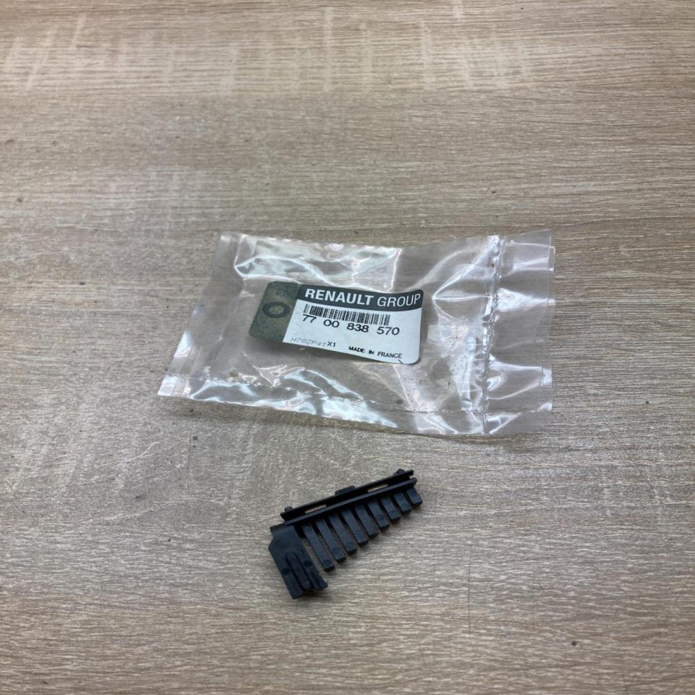 7700838570   Windshield trim Renault Master II