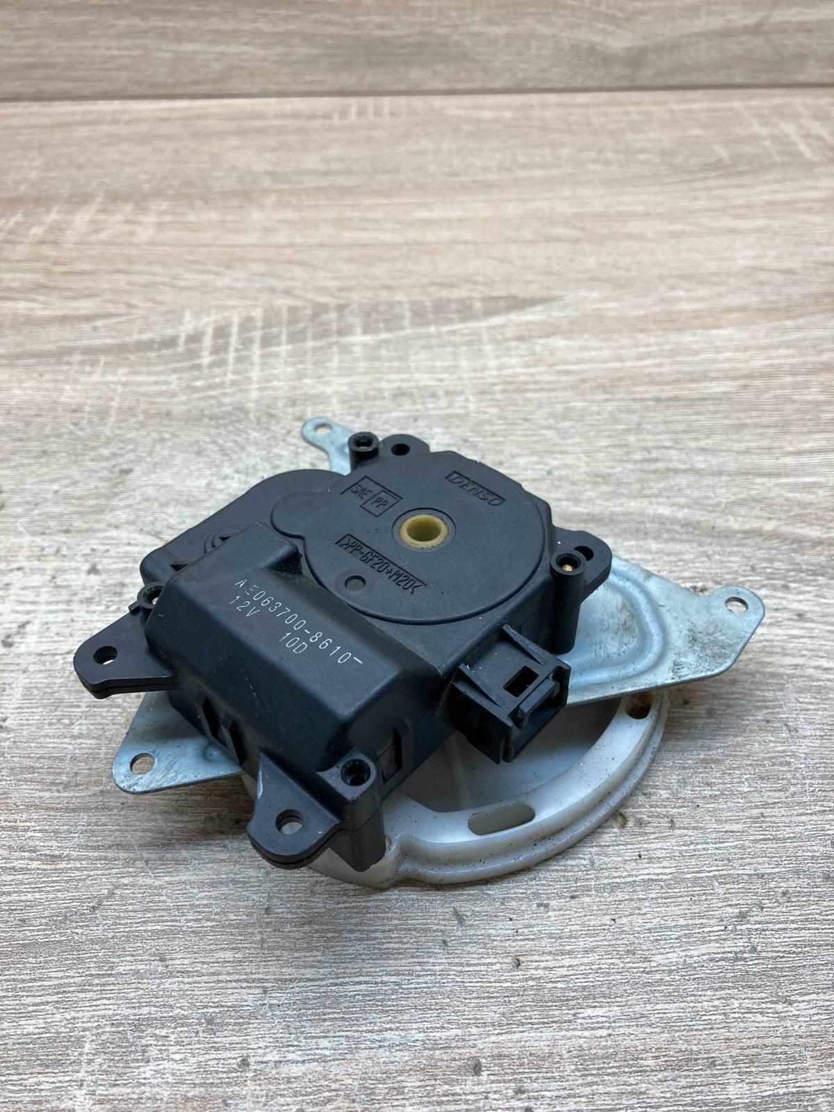 AE063700 8610 10D  Air flap motor/actuator Toyota Avensis T250