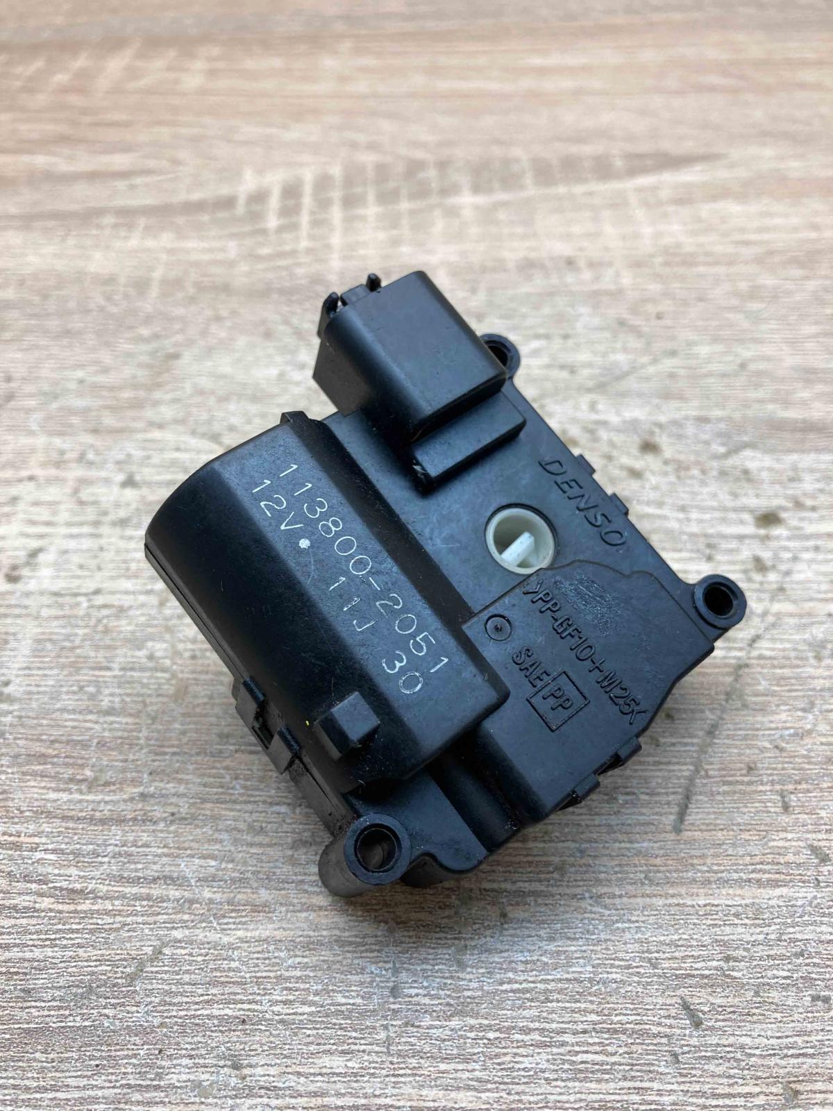 113800 2051 11J  Air flap motor/actuator Toyota Avensis T250