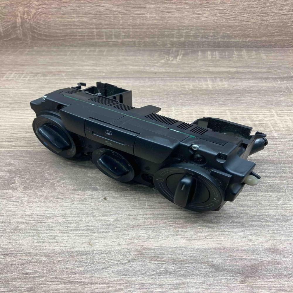 8P1819045 5HB008722  Climate control unit Skoda Octavia Mk2 (1Z)