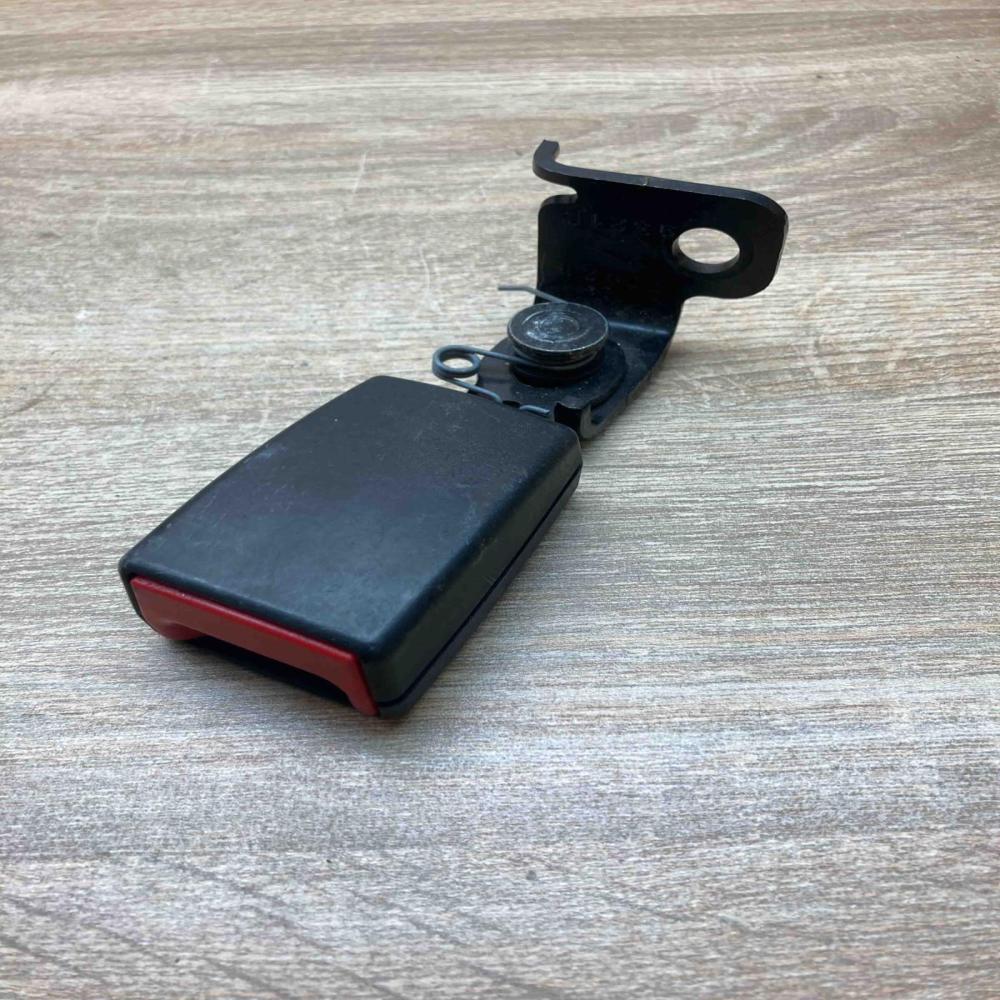 335161B   Middle seatbelt buckle (rear) Audi A6 S6 C4 4A
