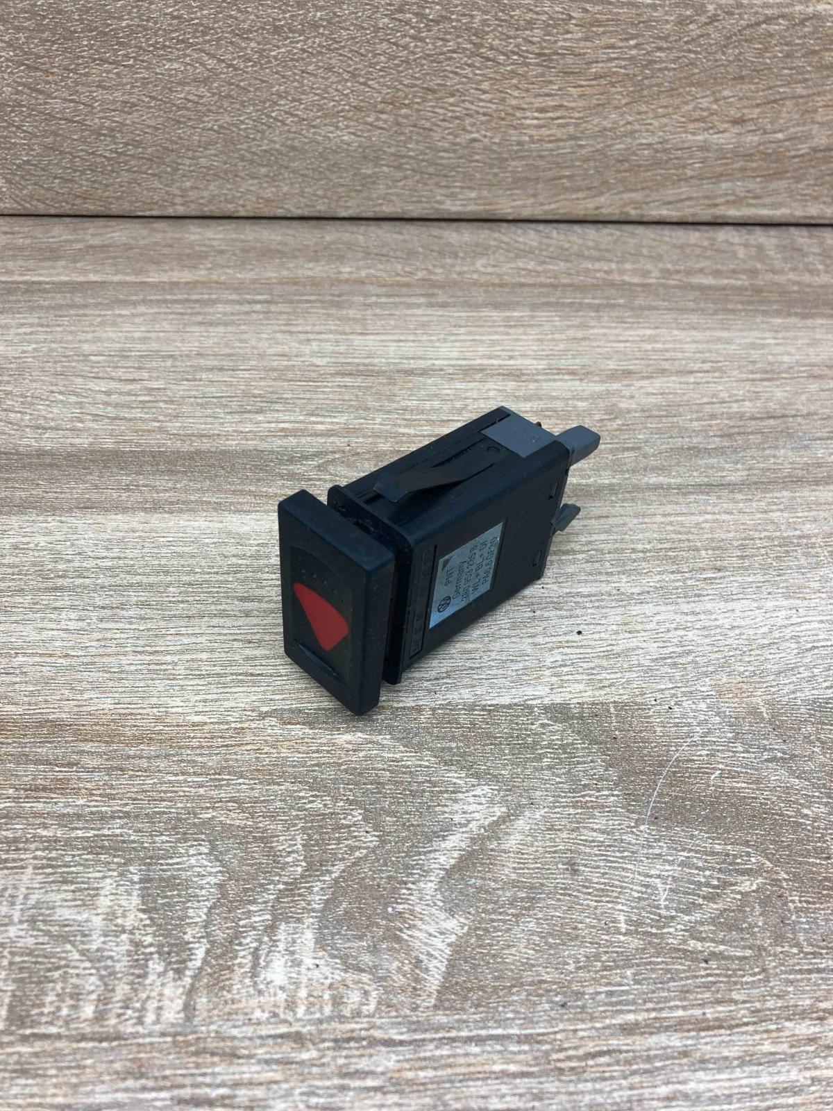 3B0953235B   Hazard light switch Volkswagen PASSAT B5