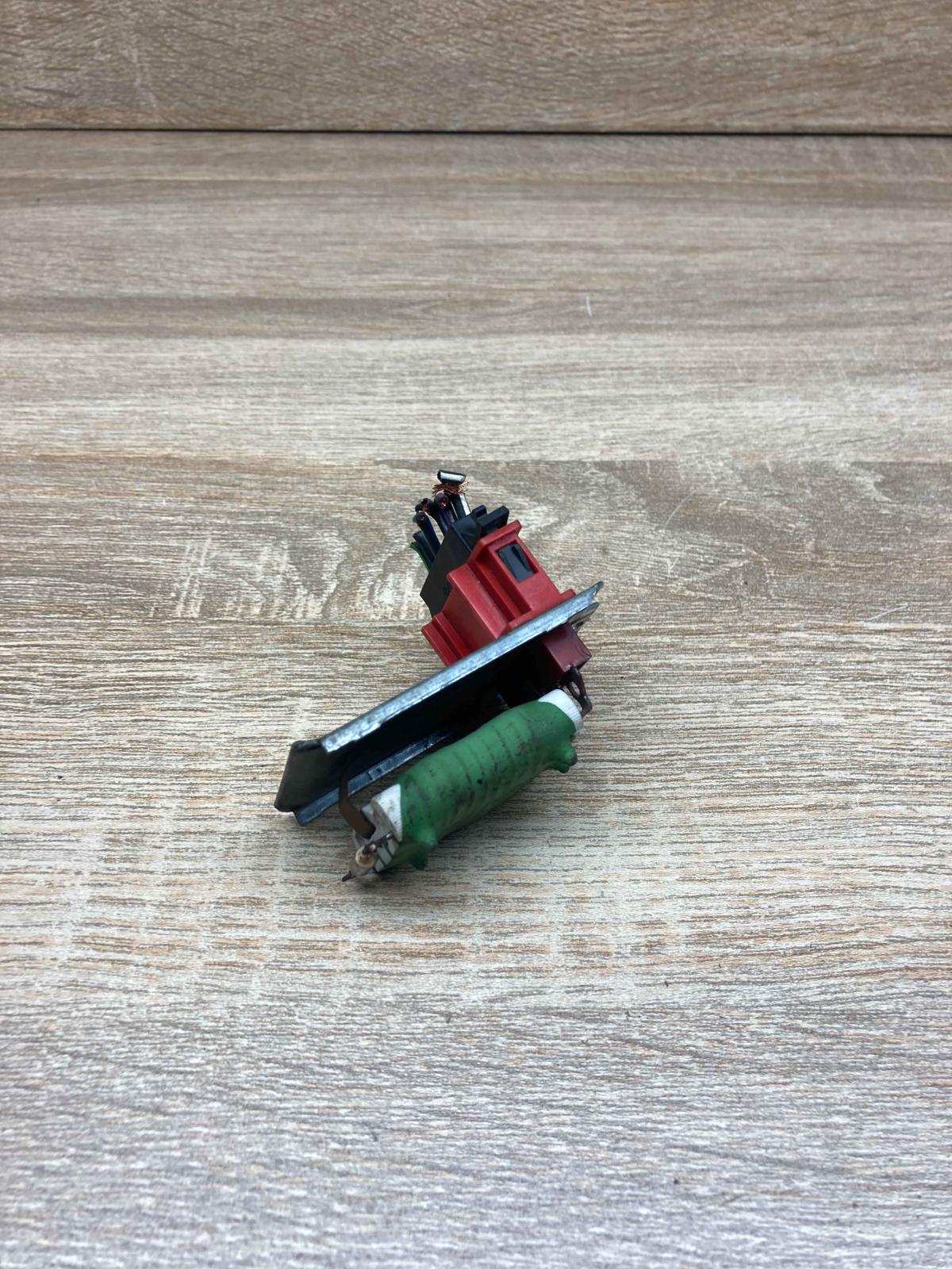 8D0959263 740245833F With Plug Heater blower motor/fan resistor Audi A4 S4 B5 8D