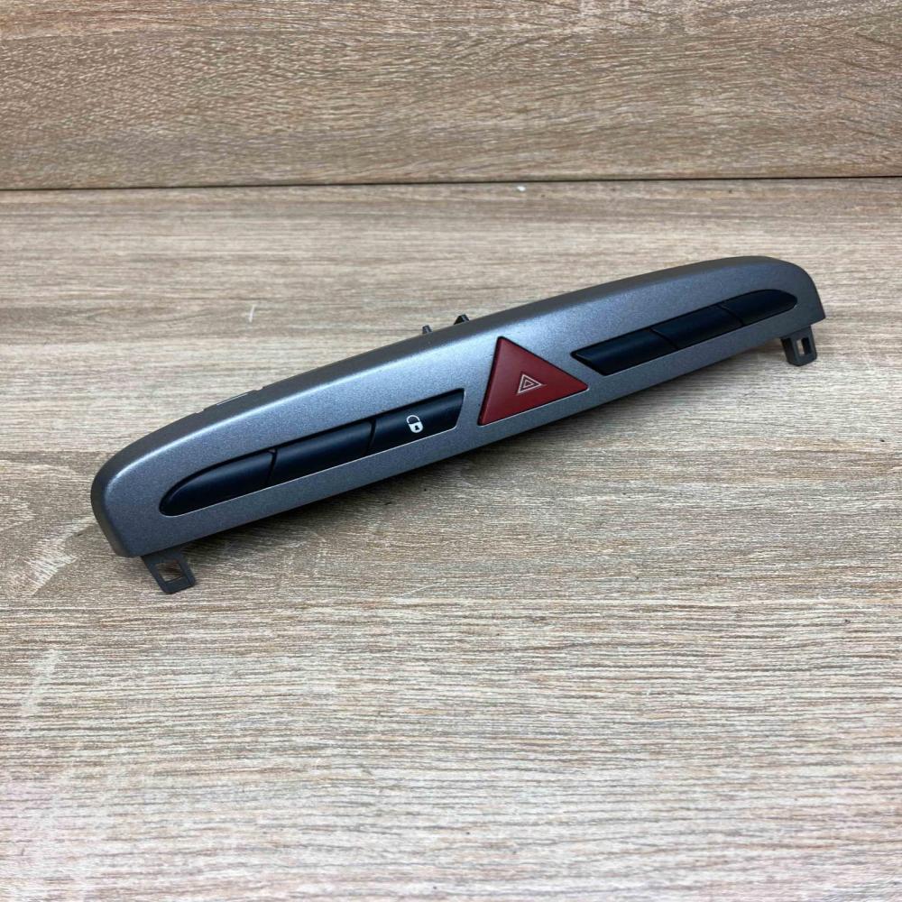 9659417177   Hazard light switch Peugeot 308