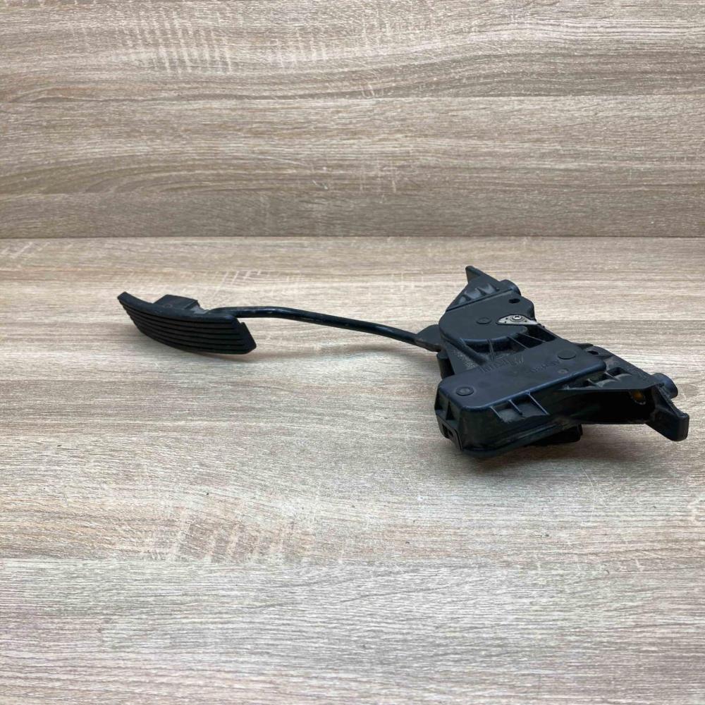 APM30 004 3Y06 0550  Accelerator throttle pedal Toyota Avensis T220