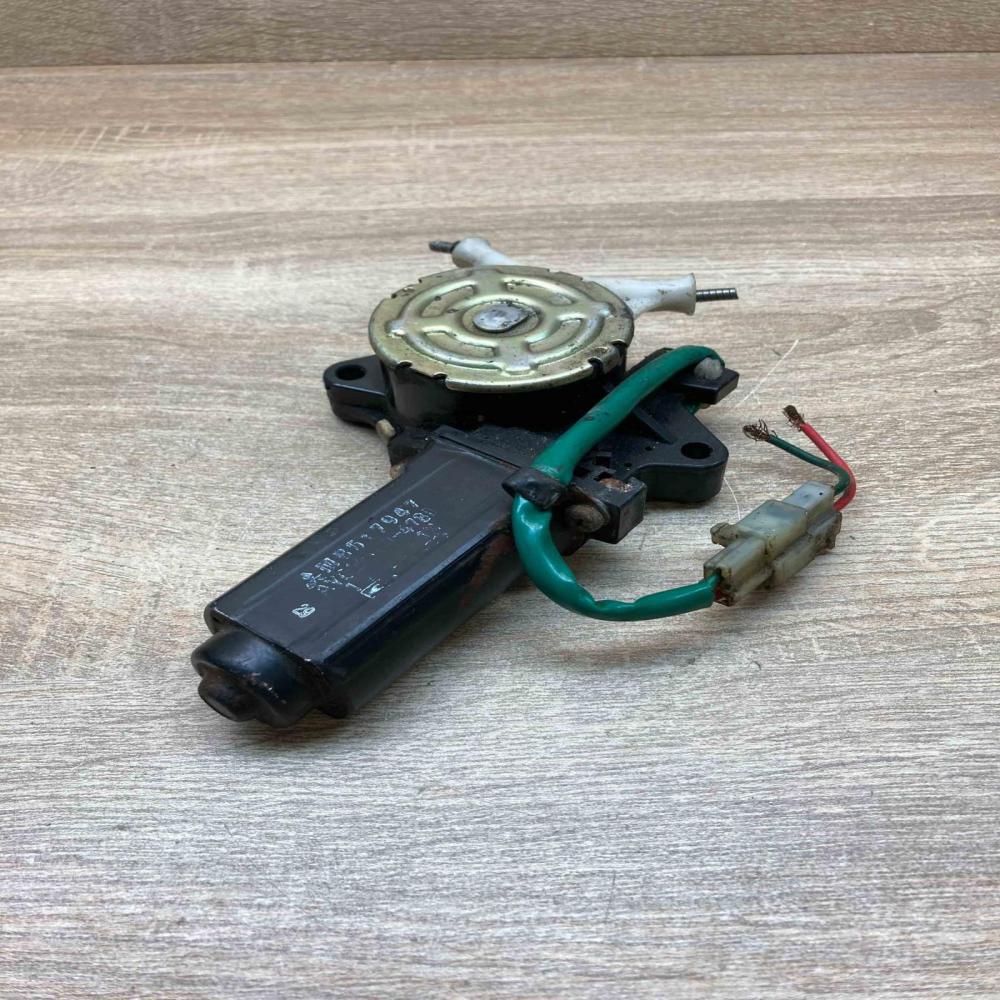 MB517947   Front door window regulator motor Mitsubishi Eclipse