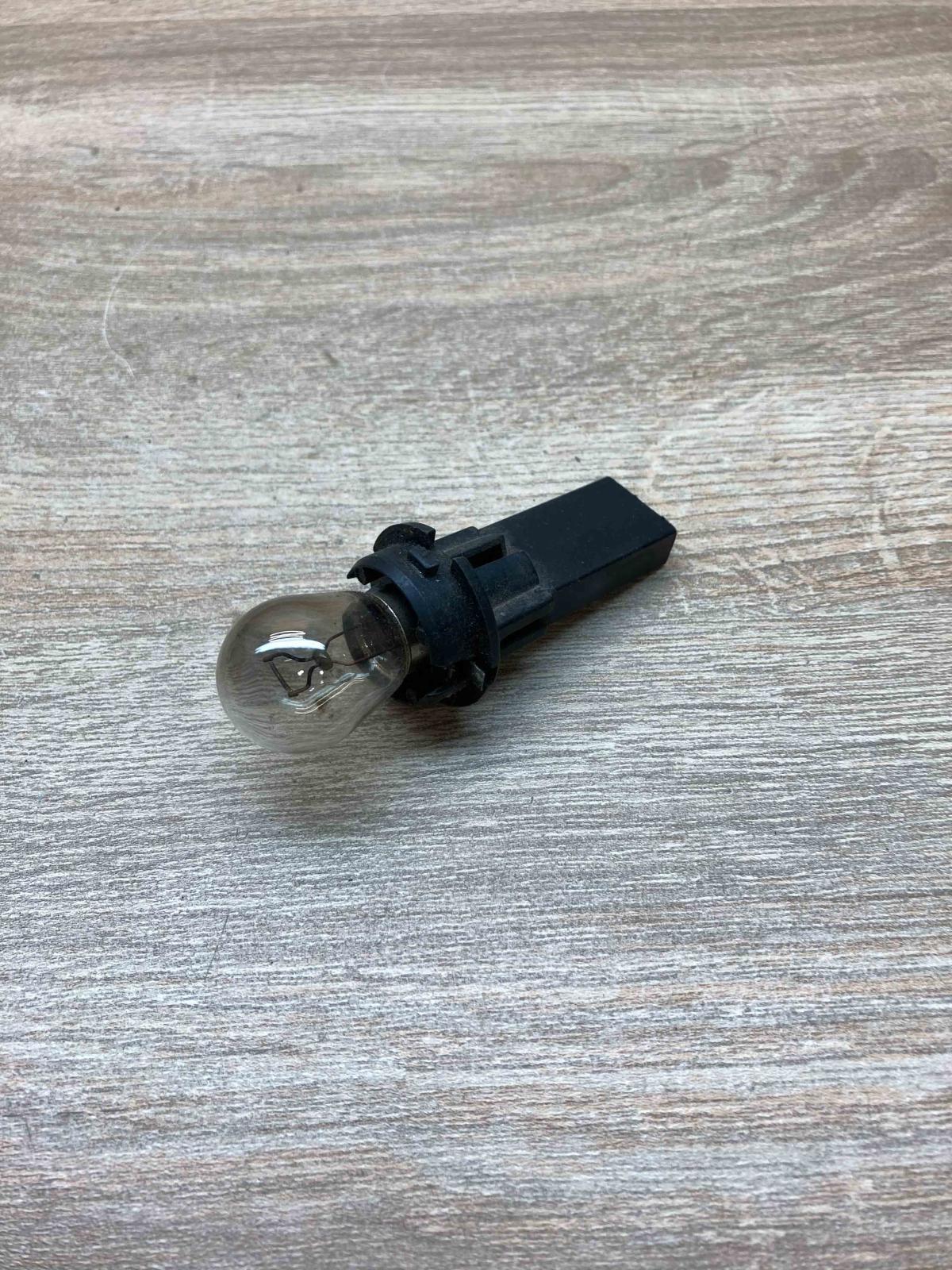 1387365   Tail light bulb cover holder BMW 7 E38