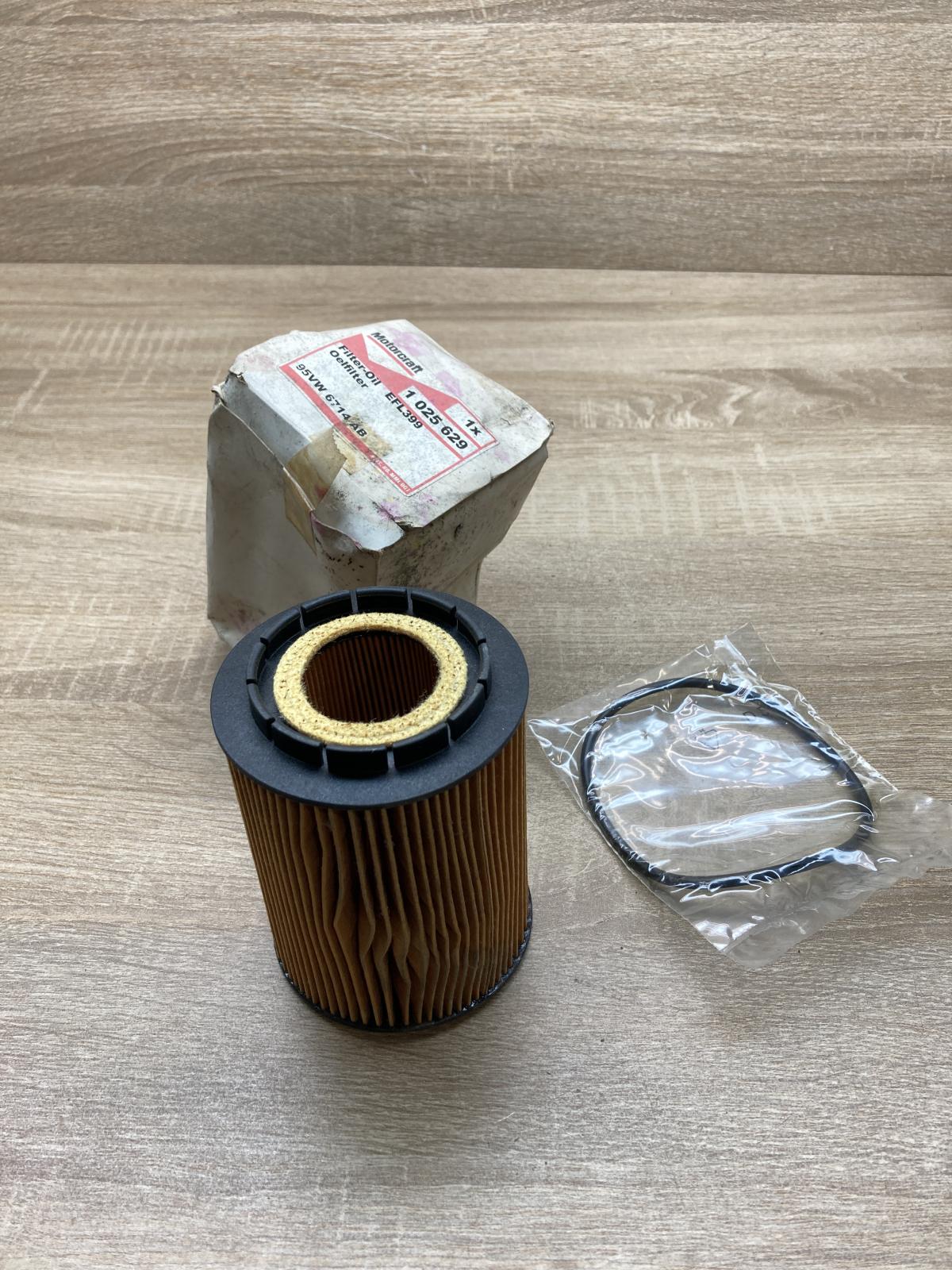 1025629 95VW6714AB  Oil filter cover Ford Galaxy