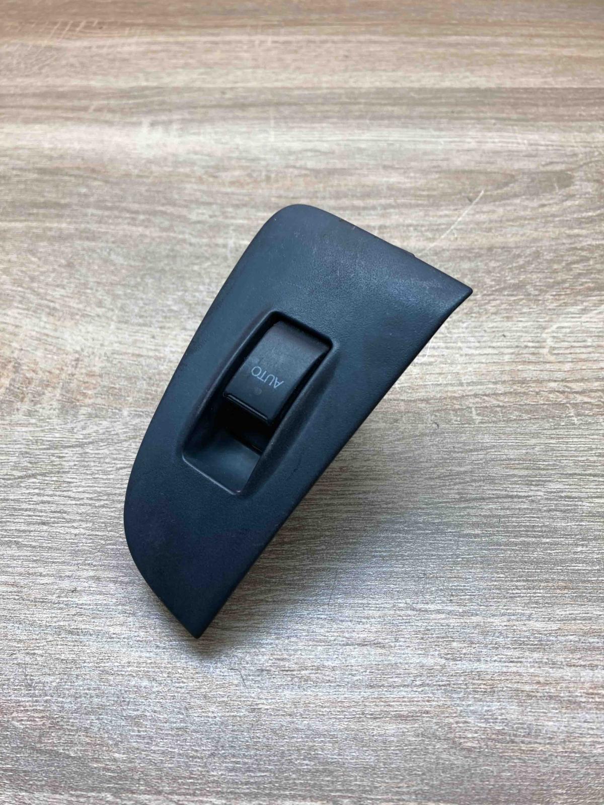 74232 05160   Electric window control switch Toyota Avensis T250