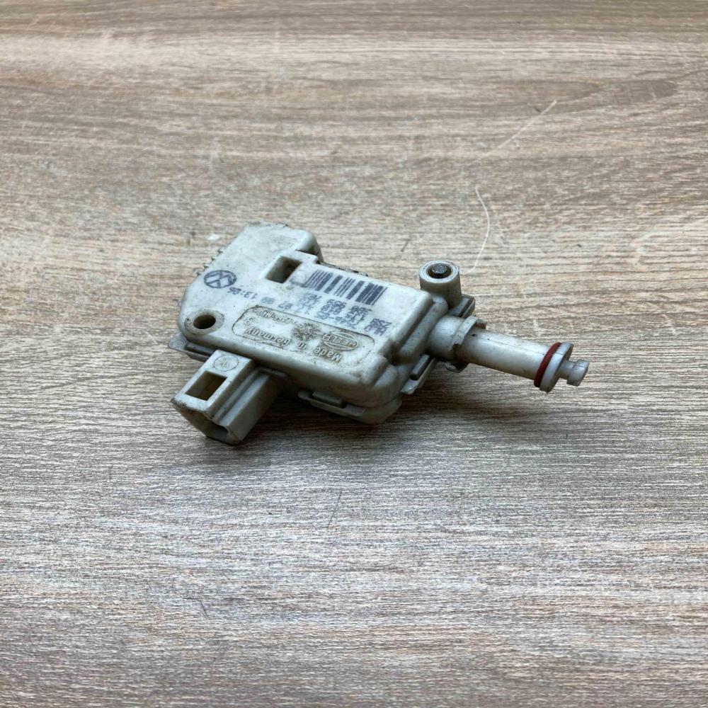 1J5810773 3B0959782  Fuel tank cap lock motor Volkswagen Bora