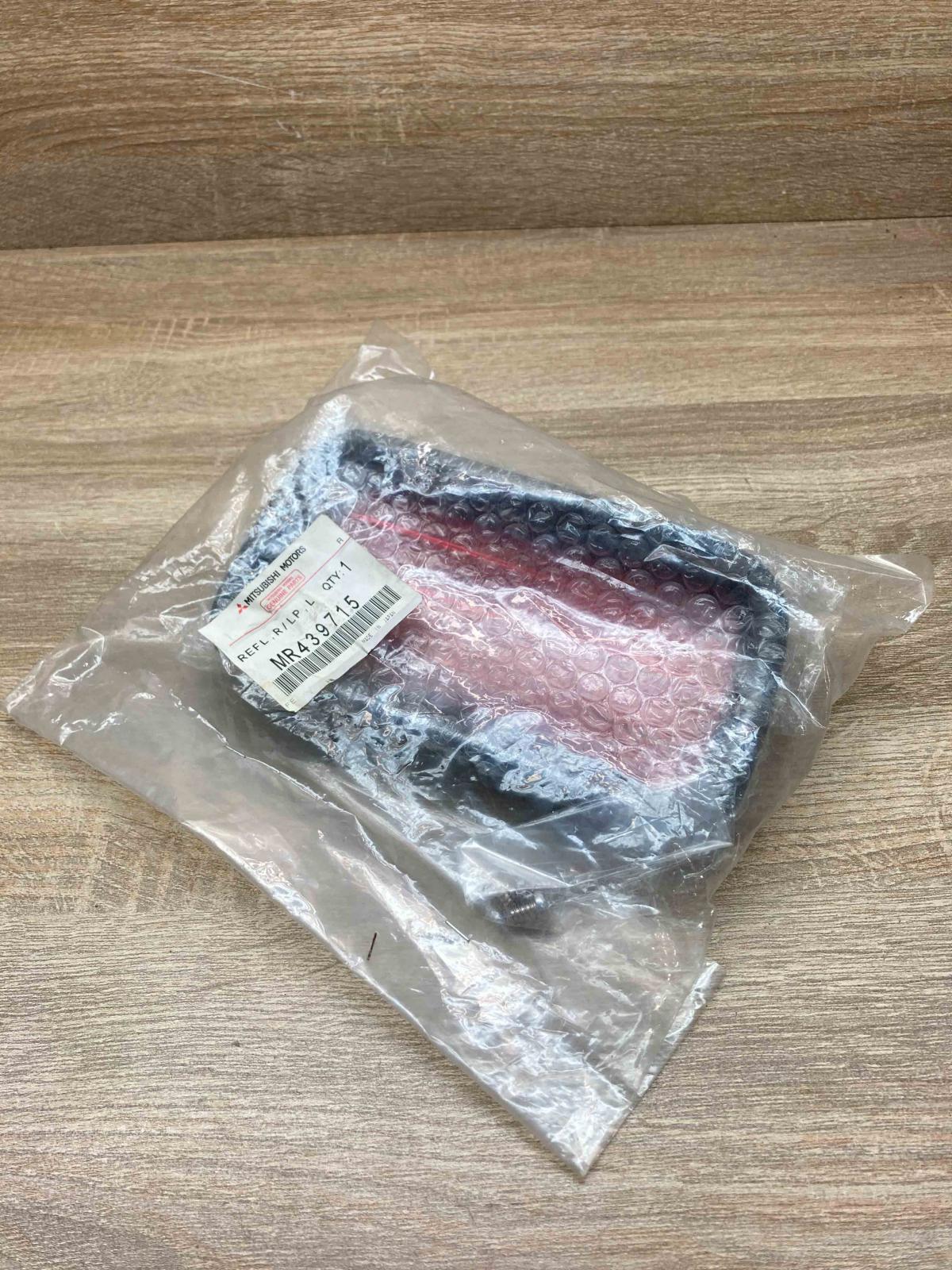 MR439715   Rear tail light reflector Mitsubishi Montero