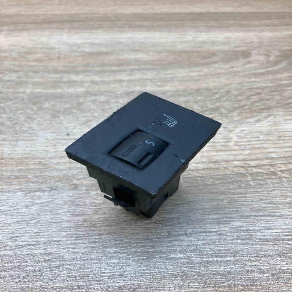 7L6963563   Seat heating switch Volkswagen Touareg I