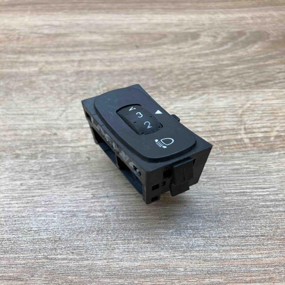 8200147868   Headlight level height control switch Renault Espace IV