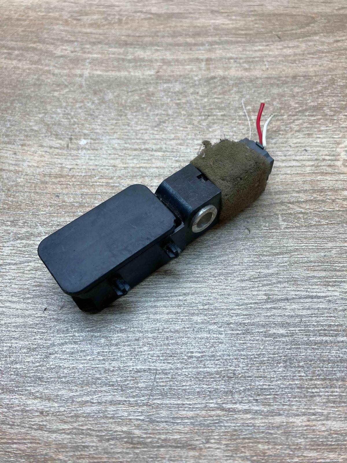 GJ6A 57 KC0  With Plug Airbag deployment crash/impact sensor Mazda 6
