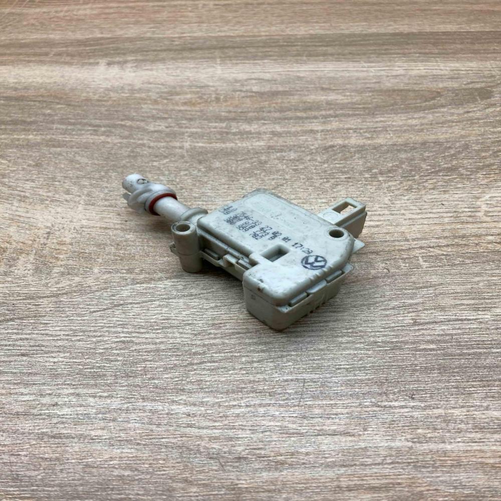 3B0810773B 3B0959782  Fuel tank cap lock motor Volkswagen PASSAT B5.5