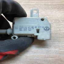 3B0810773B 3B0959782  Fuel tank cap lock motor Volkswagen PASSAT B5.5