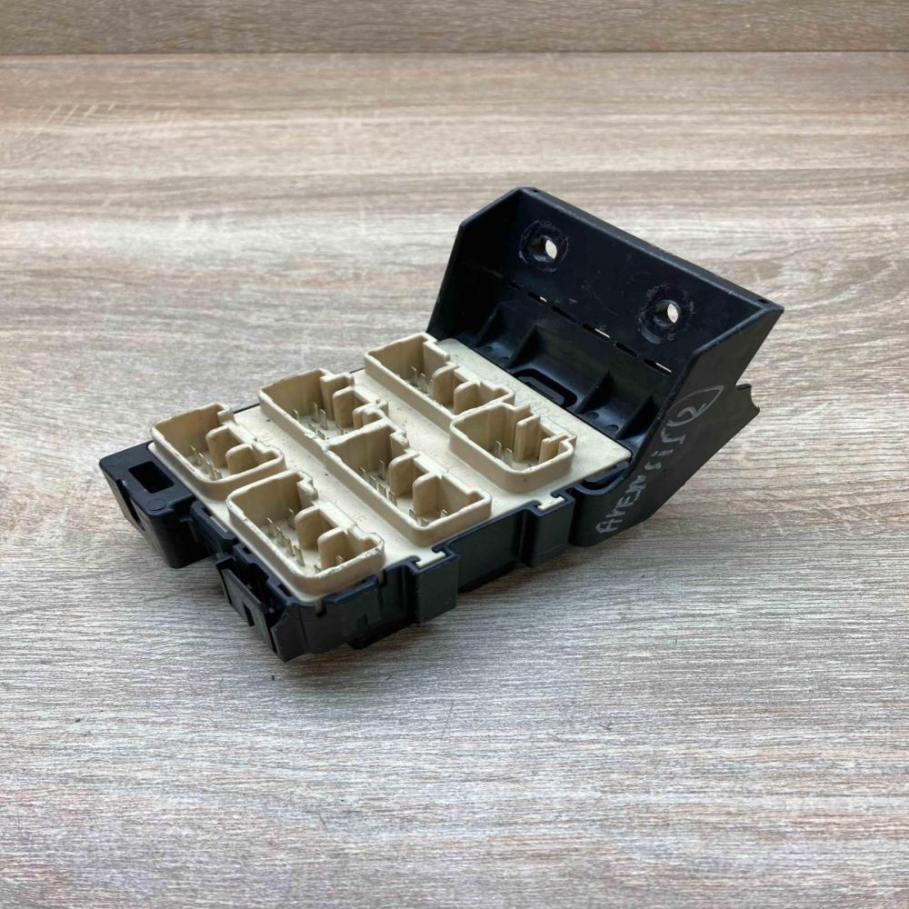 82734 05030   Fuse module Toyota Avensis T250