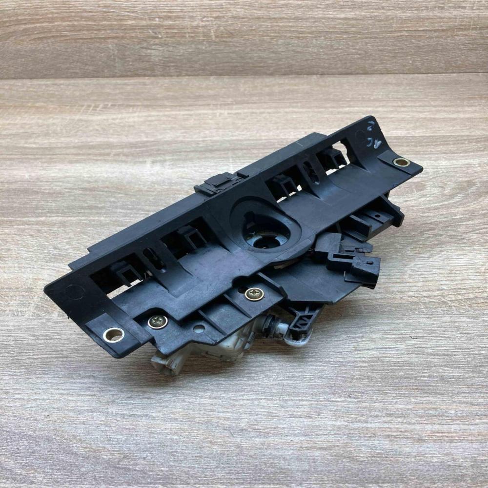 8D9827565H 4B0827565H  Tailgate exterior lock Audi A4 S4 B5 8D