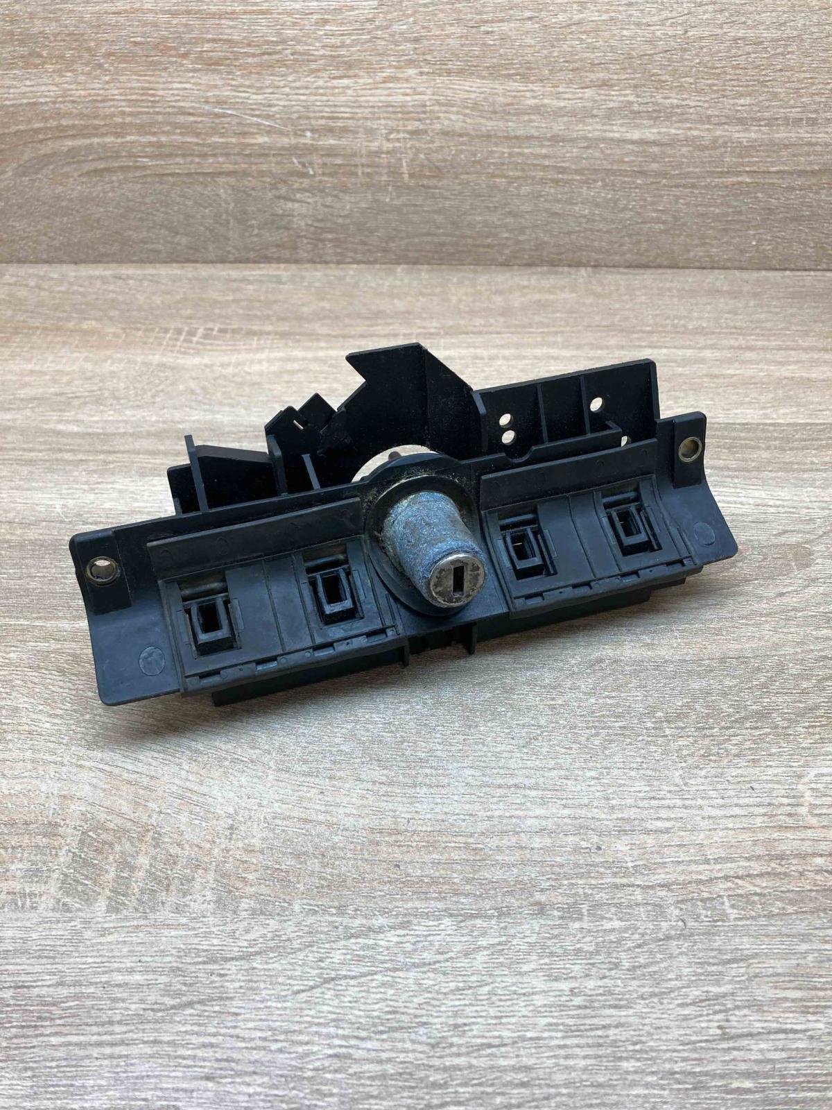 8D9827565A 4B0827565B  Tailgate/trunk/boot lock/catch/latch Audi A8 S8 D3 4E