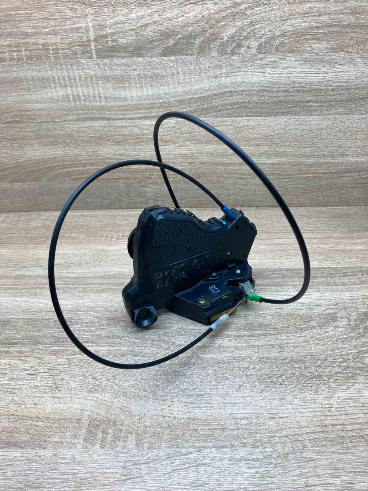 Toyota Avensis Door Lock  RH Front Front door lock Toyota Avensis T250