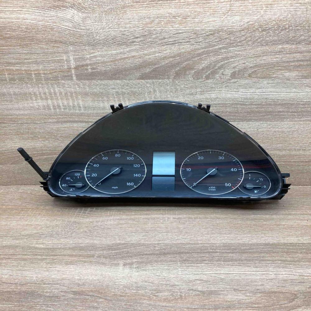 A2035405047 110080266  Speedometer (instrument cluster) Mercedes-Benz C W203
