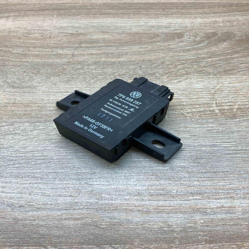 7P6959257   Seat heating relay Volkswagen Touareg II