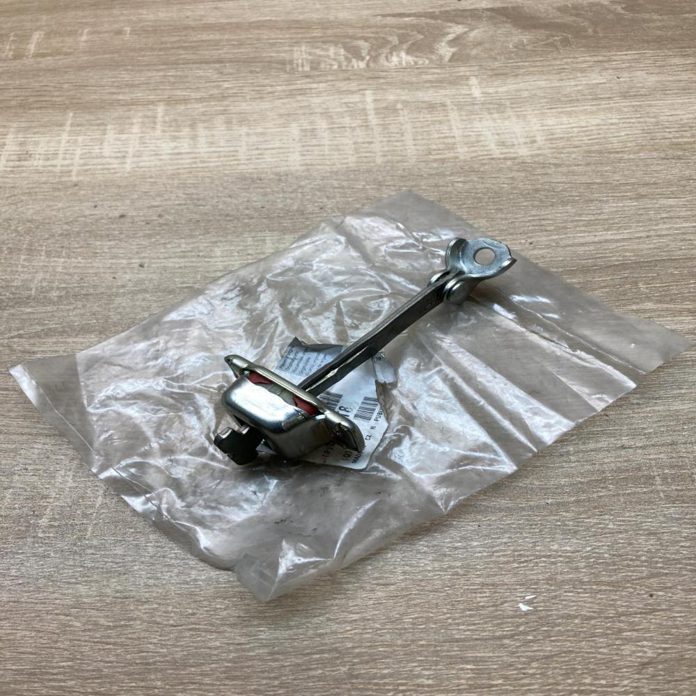 9181T8 9181 T8  Front door check strap stopper Peugeot 107