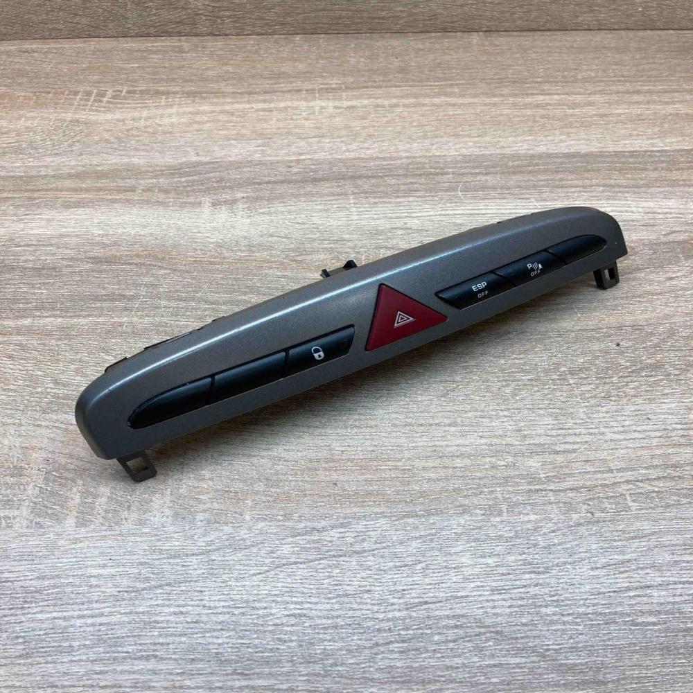 9659417477 03069060  Hazard light switch Peugeot 308