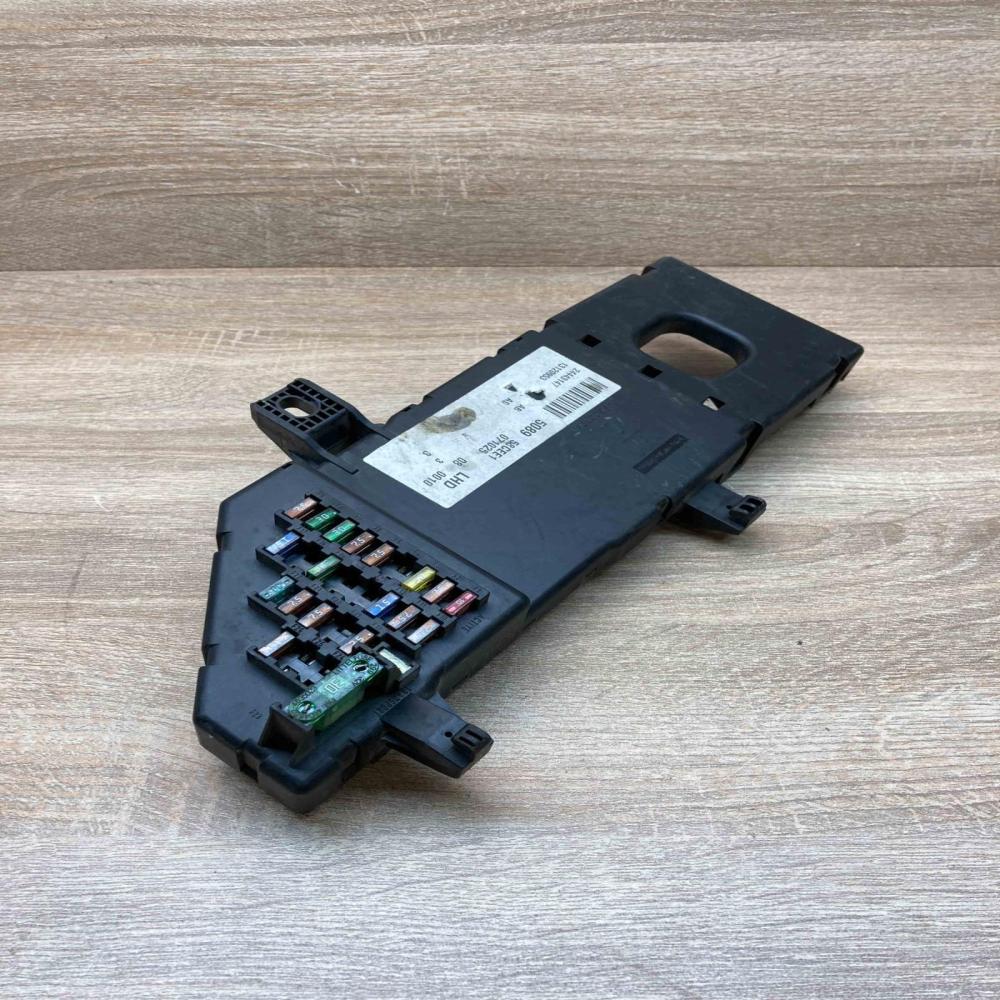 518777016 24443147  Fuse module Opel Vectra C