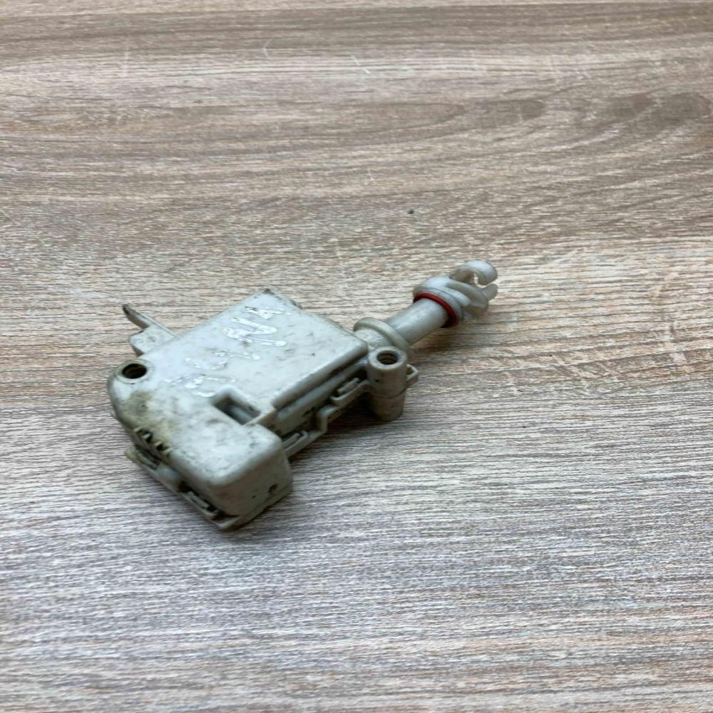 3B0810773B 3B0959782  Fuel tank cap lock motor Volkswagen PASSAT B5.5