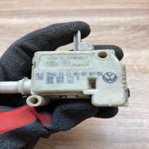 3B0810773B 3B0959782  Fuel tank cap lock motor Volkswagen PASSAT B5.5
