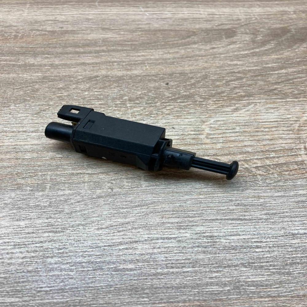 191945515   Brake pedal sensor switch Volkswagen Golf III