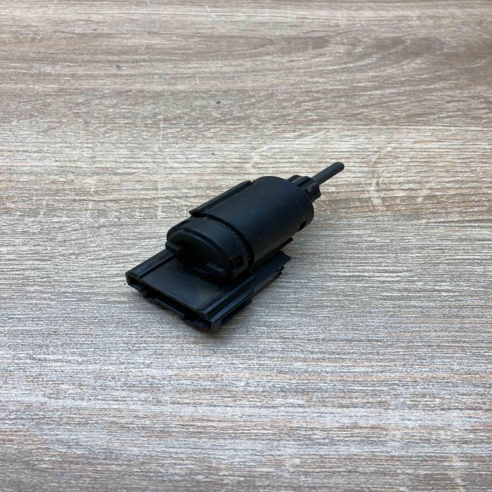 3B0945511C 19322010  Brake pedal sensor switch Audi Q7 4L