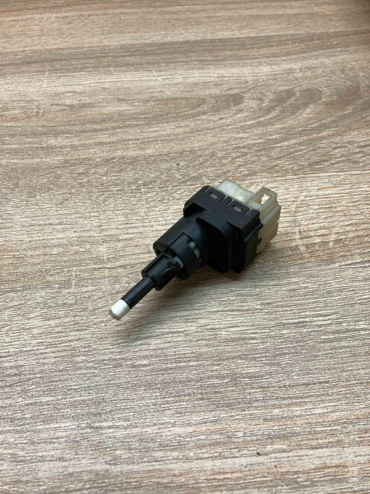 24761   Brake pedal sensor switch Volkswagen Touran I