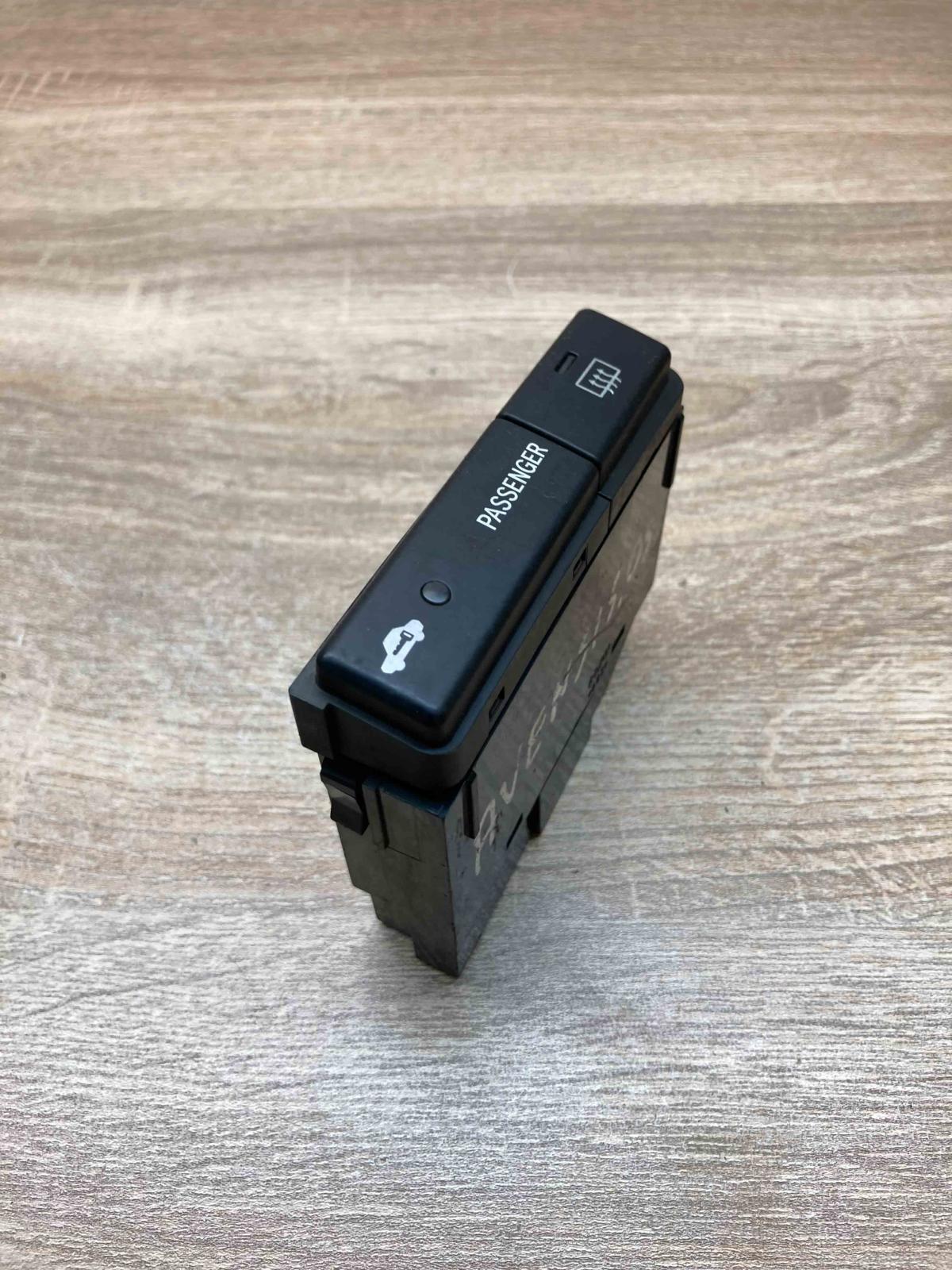 84790 05110 D   Windscreen/window heater switch Toyota Avensis T250